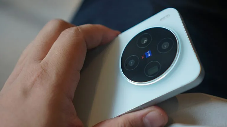 Abbildung des vivo X300 Pro mit ZEISS-Kamera und 200-MP-Teleobjektiv, das im Test durch hochwertige Fotografie überzeugt