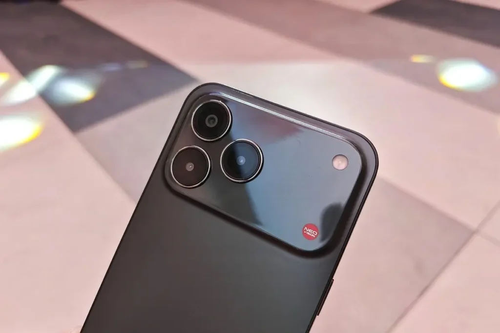 Kamera-Setup und Praxisnutzen eines Smartphones: Mehrfachkamera-Modul in Nahaufnahme, Fokus auf Sensorgrößen, Stabilisierung und Low-Light-Performance, praxisnahe Darstellung für Fotografie-Vergleich und Review.