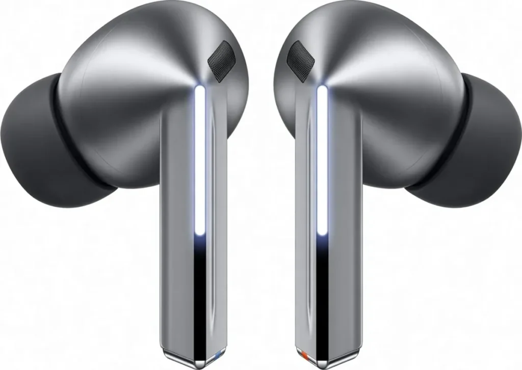 Vergleichsgrafik: links Galaxy Buds 3 Pro mit kantigen Stems und Blade-Light-Elementen, rechts Galaxy Buds 4 Pro mit flacheren, dezenteren Stems; beide vor neutralem Hintergrund für klares Design- und Formfaktor-Vergleich.