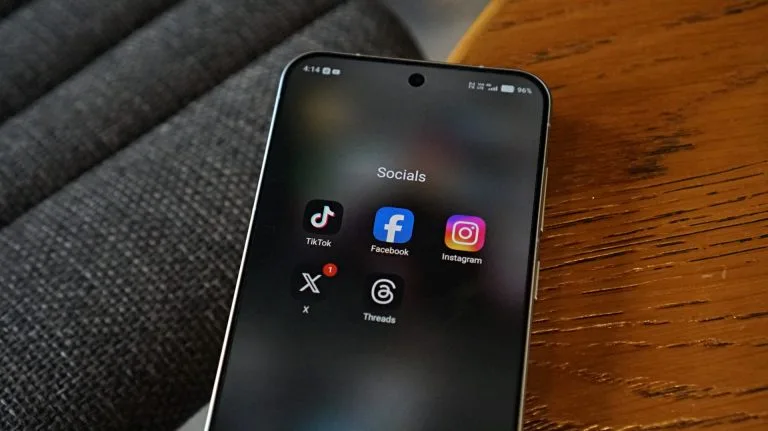 Abbildung des vivo X300 Pro, das im Test seine starke Akkulaufzeit, schnelle Ladeleistung und solide Langzeitnutzung zeigt
