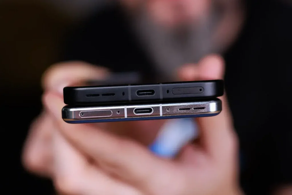 OnePlus 15 vs OnePlus 13 im Vergleich: Zwei Smartphones nebeneinander, Fokus auf Design-Unterschiede, Kameramodule und Display-Größen; visuelle Orientierungshilfe für die Modellwahl.