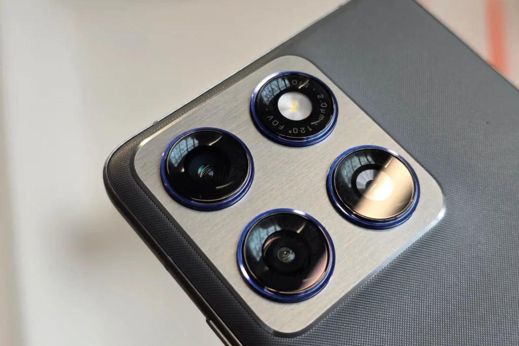 Rückseite des Motorola Edge 70 mit Dual-Kamera: 50-MP-Hauptsensor mit OIS und 50-MP-Ultraweitwinkel/Makro; Hinweis auf 4K-Video mit 60 fps und elektronischer Stabilisierung sowie 50-MP-Frontkamera für scharfe 4K-Selfie-Aufnahmen.