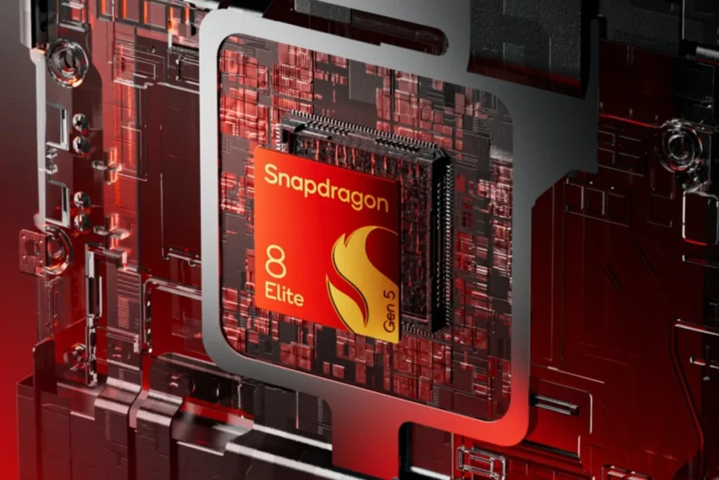 Nahaufnahme des Snapdragon 8 Elite Gen 5 Chipsatzes mit sichtbarem Qualcomm-Logo, futuristischem Mainboard-Hintergrund und beleuchtetem Schaltkreis-Design – Symbol für High-End-Performance, KI-Power und Energieeffizienz in modernen Smartphones 2025.