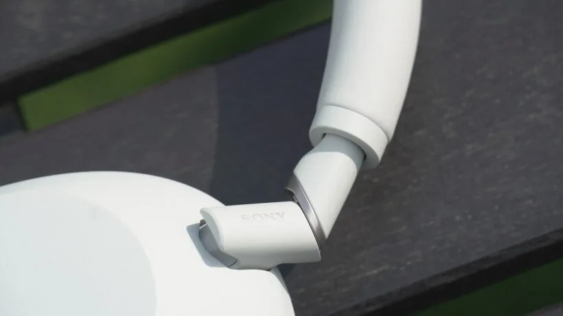 Foto der Sony WH-1000XM6 Kopfhörer mit Fokus auf das moderne Design und den ergonomischen Tragekomfort