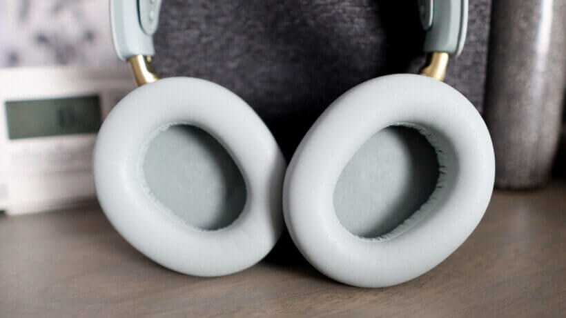 Hochwertiges Produktfoto des SteelSeries Arctis Nova Elite Gaming-Headsets, gezeigt mit Premium-Design, Aluminium-Bügel und weichen Ohrpolstern, aufgenommen in Studio-Beleuchtung, Symbol für professionellen Sound, Komfort und Stil – ideal für Gamer in Deutschland.