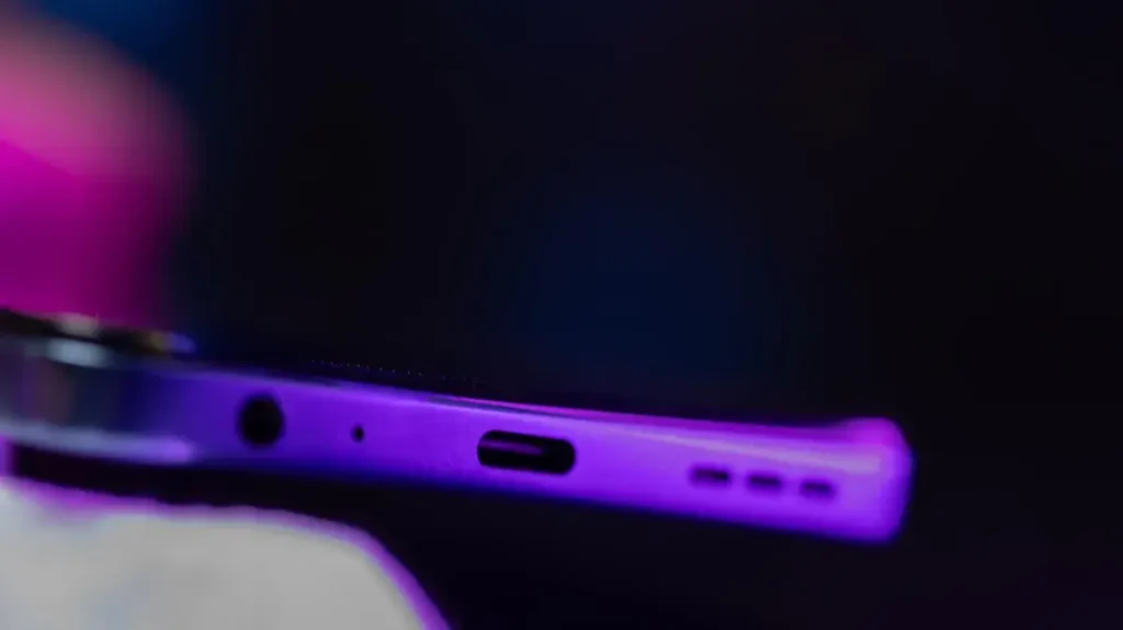 Detailansicht des Moto G Play 2026 mit Fokus auf Audiofunktionen, Haptik und verfügbaren Anschlüssen