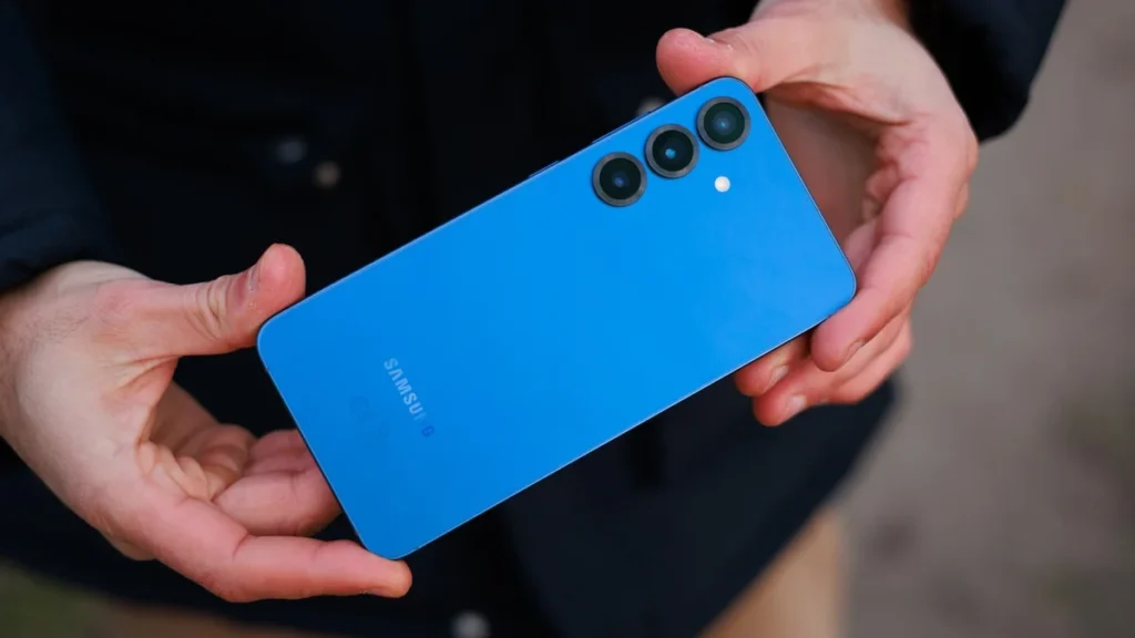 Vergleichsbild des Samsung Galaxy S26 Plus und Galaxy S26 Ultra mit Fokus auf Design, Größe und Zielgruppenausrichtung