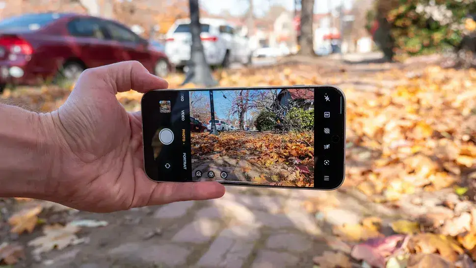 Side-by-side Kamera-Vergleich: Tageslicht-Stadtszene, links OnePlus 13, rechts OnePlus 15, feine Unterschiede bei Dynamikumfang und Farbwiedergabe sichtbar.