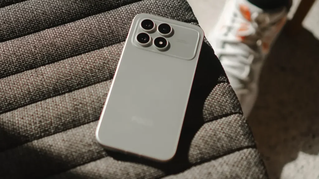 Foto des Poco F8 Pro Smartphones, das im Test mit starker Flaggschiff-Leistung zu einem Mittelklasse-Preis überzeugt