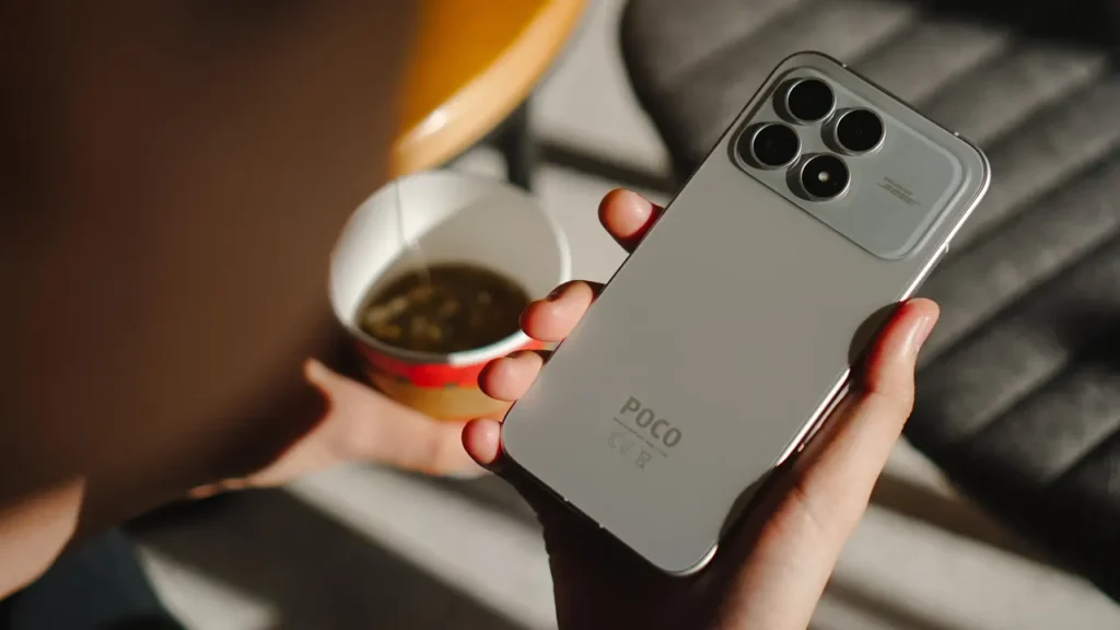 Darstellung eines modernen Geräts mit hochwertigem Design, brillantem Display und vielseitigen Multimedia-Funktionen