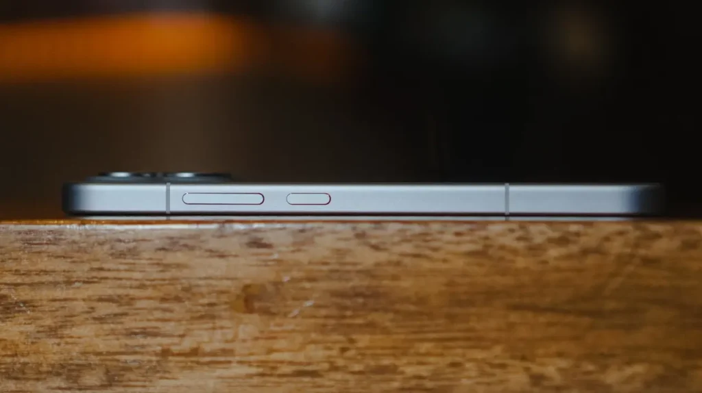 Darstellung eines modernen Geräts mit hochwertigem Design, hellem Display und vielseitigen Multimedia-Funktionen