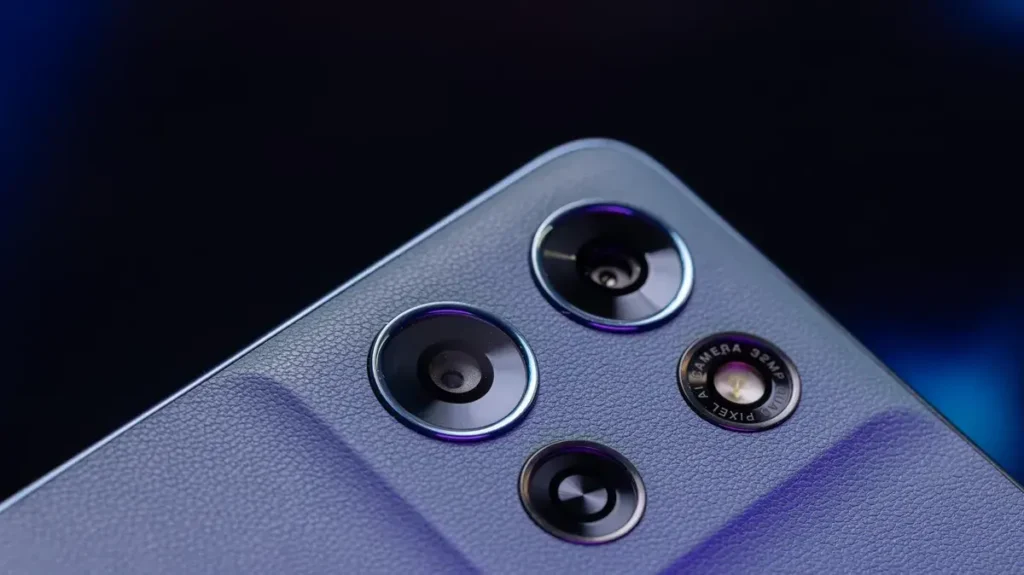 Smartphone Moto G Play 2026 mit verbesserter einzelner Kamera-Linse, die trotz Einzellinsen-Design eine überraschend gute Fotoqualität bietet
