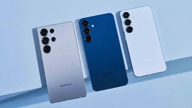 Hochauflösendes Produktfoto des Samsung Galaxy S26 mit edlem Glas-Design, ultradünnem Rahmen und Triple-Kamera-Setup, aufgenommen im Studio mit sanfter Beleuchtung – Symbol für modernes Premium-Smartphone, Leistung und Innovation von Samsung in Deutschland.