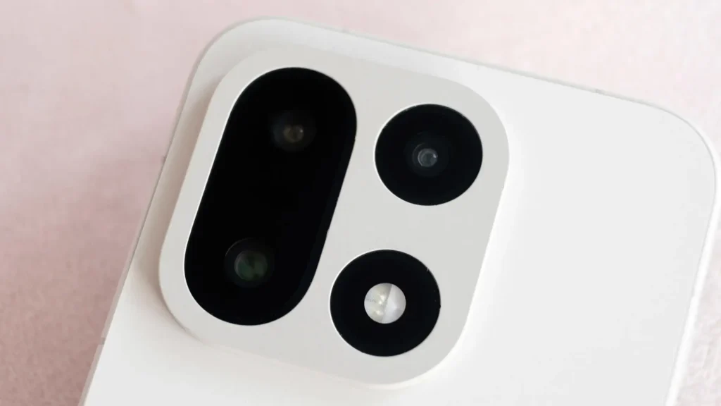 Kamera-Samples-Collage des OnePlus 15 – vier Aufnahmen derselben Szene: Ultraweitwinkel, 1x, 3,5x Tele und 7x Hybrid-Zoom, natürliche Farben, gleichmäßige Belichtung, Darstellung der dreifachen 50-MP-Kamera-Leistung.