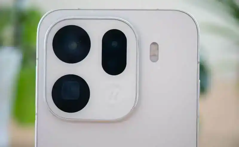 Oppo Find X9 Smartphone mit modernem, schlankem Design, großem Kameramodul und mattem Finish; hochwertige Verarbeitung und Premium-Look.