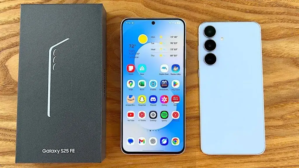 Samsung Galaxy S25 FE Test: Fastes Display, starke AI, fairer Preis Hochauflösendes Produktfoto des Samsung Galaxy S25 FE aus dem Testbericht, gezeigt mit 6,7-Zoll Dynamic AMOLED 2X Display, dünnem Rahmen und mattem Glasrücken, aufgenommen im Studio mit weichem Licht – Symbol für Design, Performance und Kameraqualität im Galaxy S25 FE Test 2025.