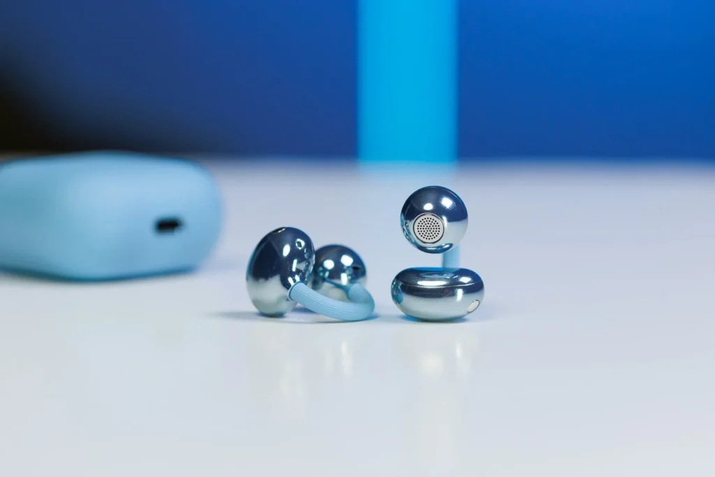 Nahaufnahme der Huawei FreeClip 2 Open-Ear-Kopfhörer am Ohr, die das innovative C-Bridge-Design und den druckfreien Sitz am Ohrläppchen zeigen.