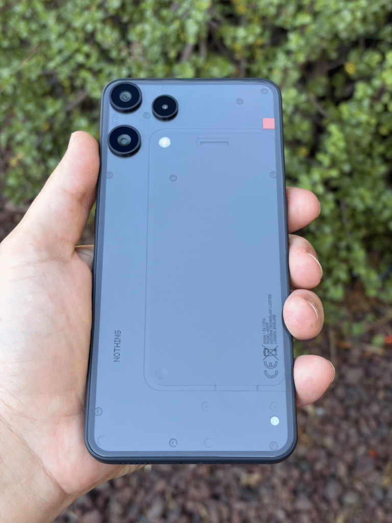 Abbildung des Nothing Phone 3a Lite mit Fokus auf sein transparentes Design und das hochwertige Display