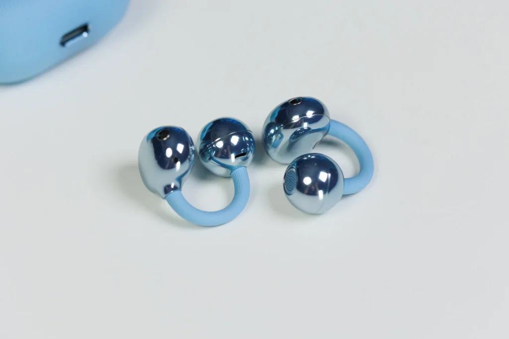 Nahaufnahme der Huawei FreeClip 2 Audiokugel am Ohr, die die Positionierung des 10,8 mm Treibers vor dem Gehörgang für den Open-Ear-Klangtest zeigt.