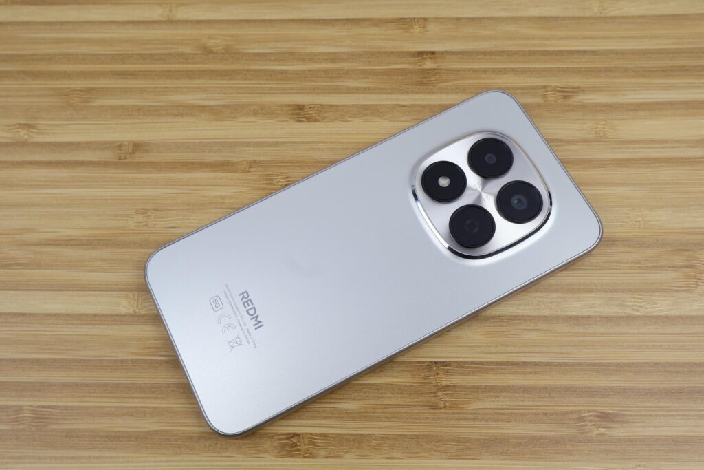 Redmi Note 15 Pro 5G im Design-Test: Ansicht der Rückseite und des Kameramoduls, zeigt die haptische Oberflächenstruktur.