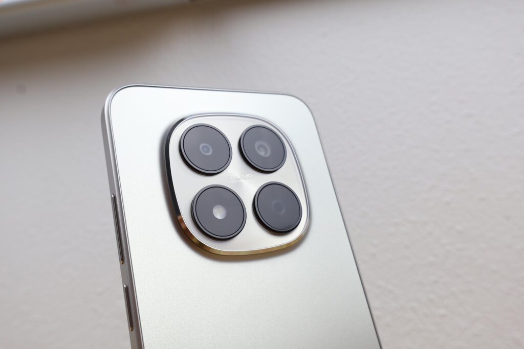 Nahaufnahme des Kamera-Setups auf der Rückseite des Redmi Note 15 Pro 5G während des Tests