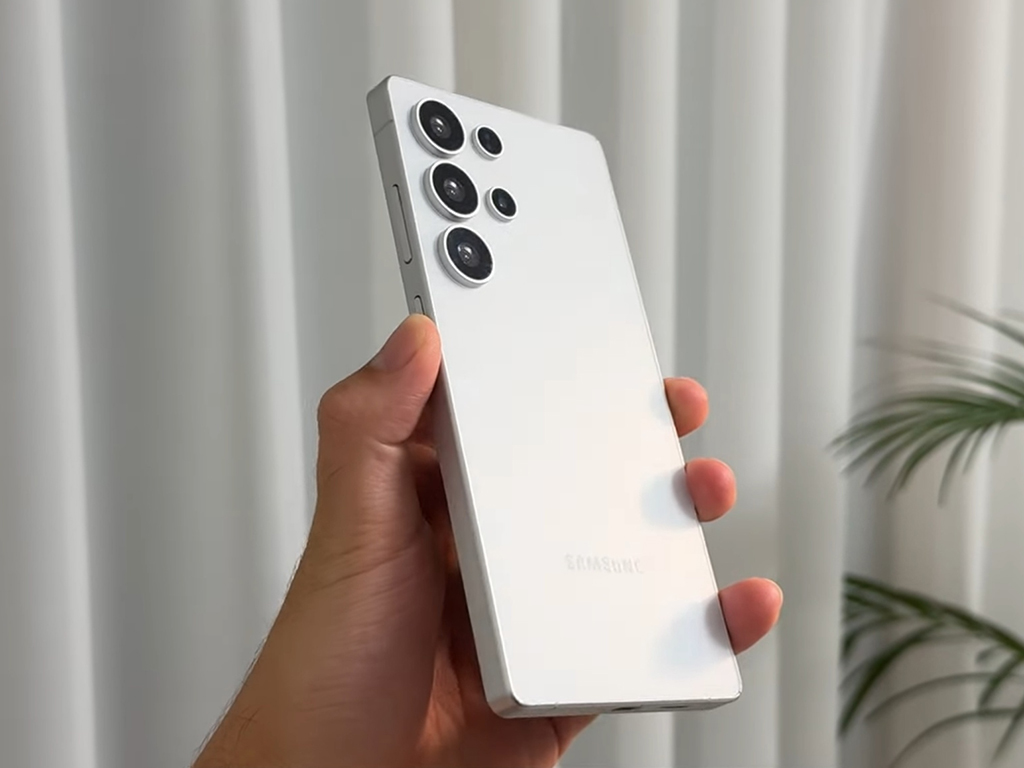 Samsung Galaxy S25 Ultra in Titanium mit abgerundetem Design und integriertem S Pen auf dunklem Hintergrund