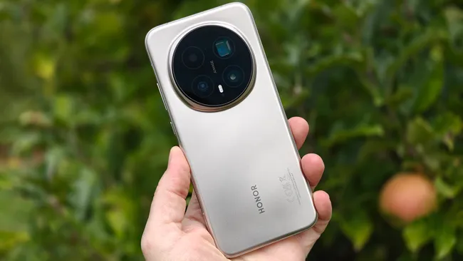 Honor Magic 8 Pro Smartphone mit gebogenem Display und Triple-Kamera auf weißem Hintergrund
