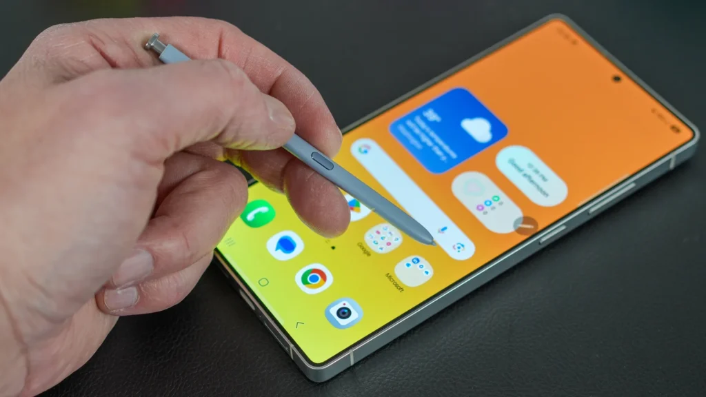 Das Samsung Galaxy S25 Ultra zeigt sein spiegelndes Display mit verbesserter Reflexionsreduzierung unter Tageslicht