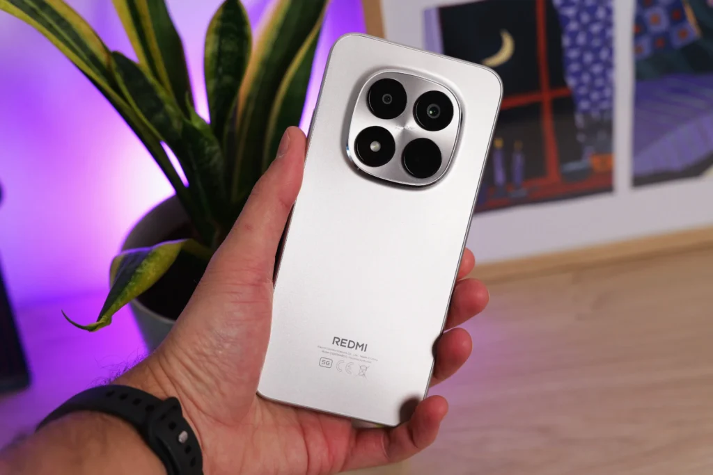 Redmi Note 15 Pro+ 5G Rückseite mit Titan-Optik Design und Verarbeitung
