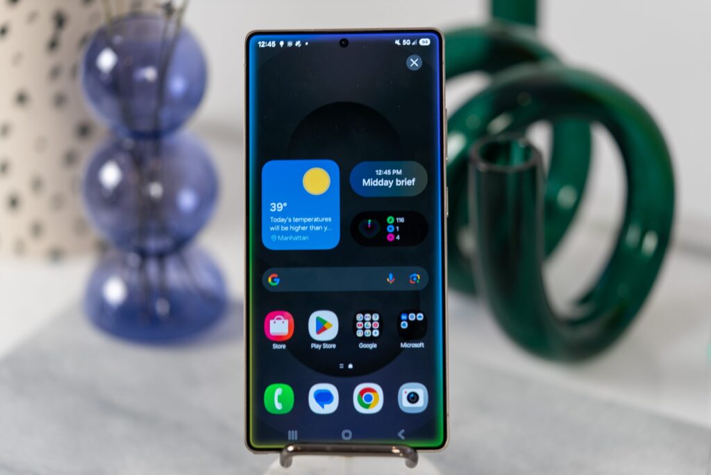 Samsung Galaxy S25 Ultra beim Ladevorgang mit One UI 7 Ladebildschirm und Schnelllade-Animation