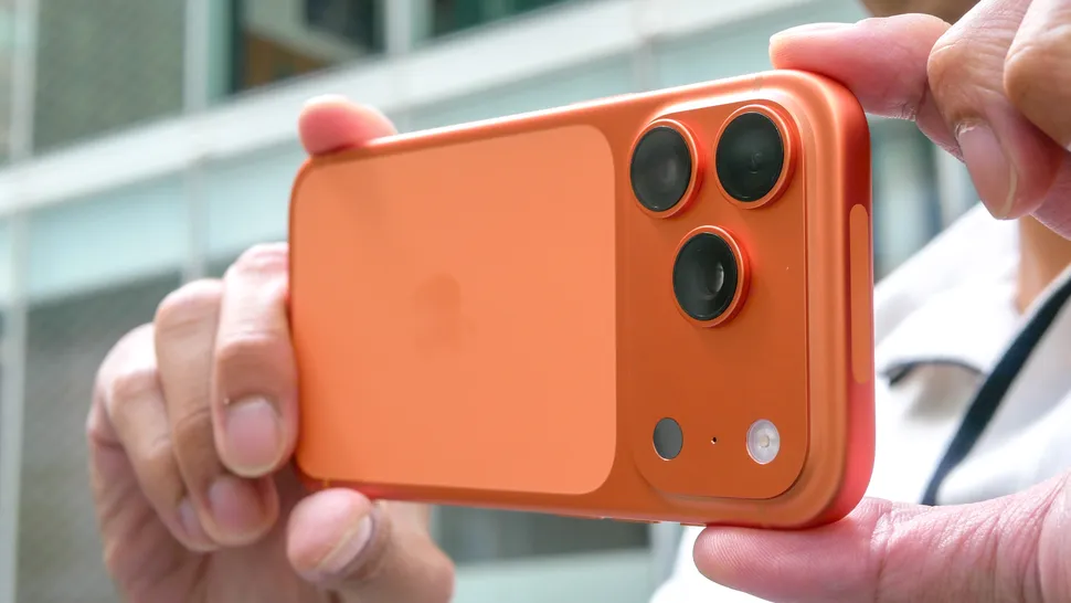 Konzeptbild des iPhone 18 Pro, das ein randloses Design zeigt, da die Face ID Sensoren unter dem Display verbaut sind.