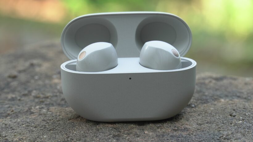 Zwei Sony WF-1000XM6 Ohrhörer in Schwarz, Produktansicht von vorn (Leak).