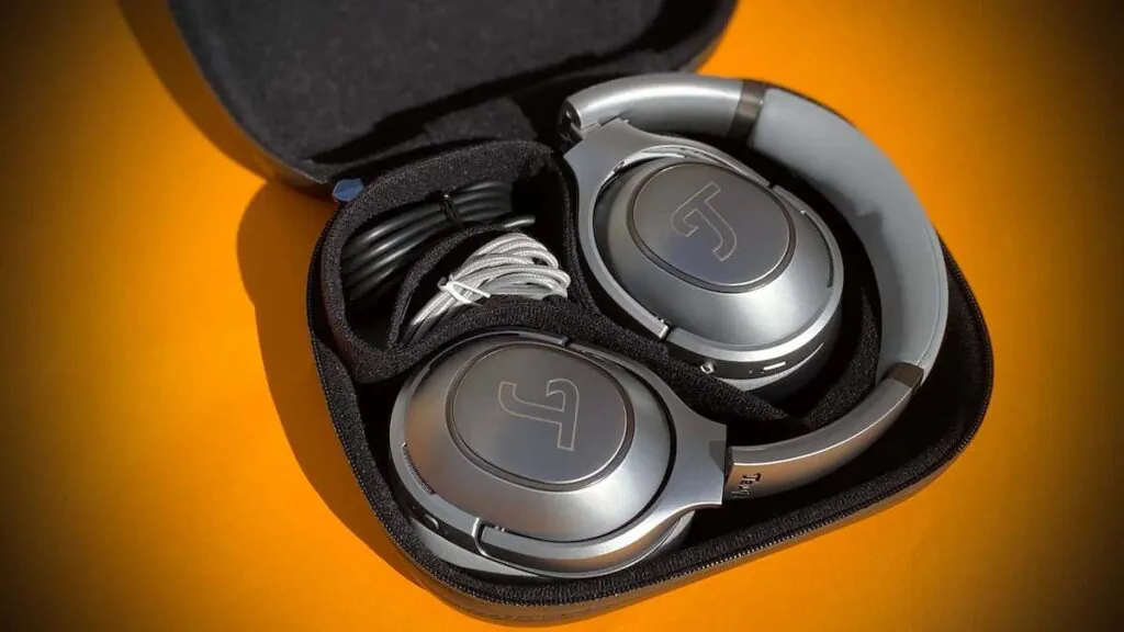 Frontansicht der Teufel Real Blue Pro Bluetooth-Kopfhörer mit weichen Memory-Foam-Ohrpolstern und geschlossener Bauweise für starken Bass.