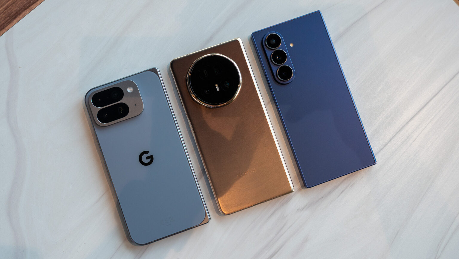 Vergleich der besten faltbaren Smartphones 2026: Samsung Galaxy Z Fold7, Honor Magic V5 und Google Pixel 10 Pro Fold nebeneinander auf einem Tisch.