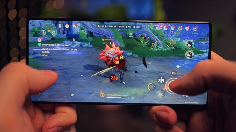 Das neue RedMagic 11 Air Gaming-Smartphone in der Seitenansicht beim Zocken.