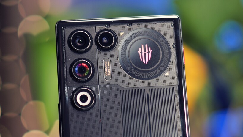 "Das neue RedMagic 11 Air Smartphone in der Hand, Fokus auf das Display und das Gaming-Design