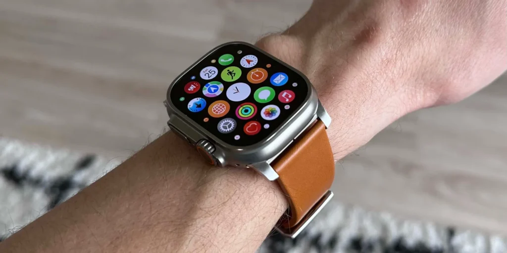 Ein Apple Watch Nutzer führt die Wrist Flick Geste (Doppeltippen) aus, um die Uhr einhändig im Alltag zu bedienen, ohne das Display zu berühren.
