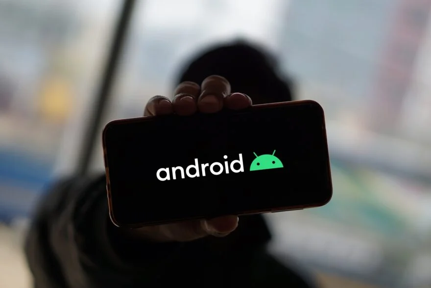 Für ein allgemeines Beitragsbild: Ein direkter Vergleich der neuen Funktionen und Benutzeroberflächen von Android 16 und Android 17.